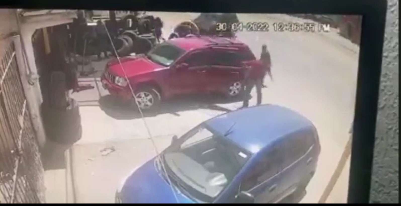 Circula video de accidente hombre queda prensado entre dos vehículos