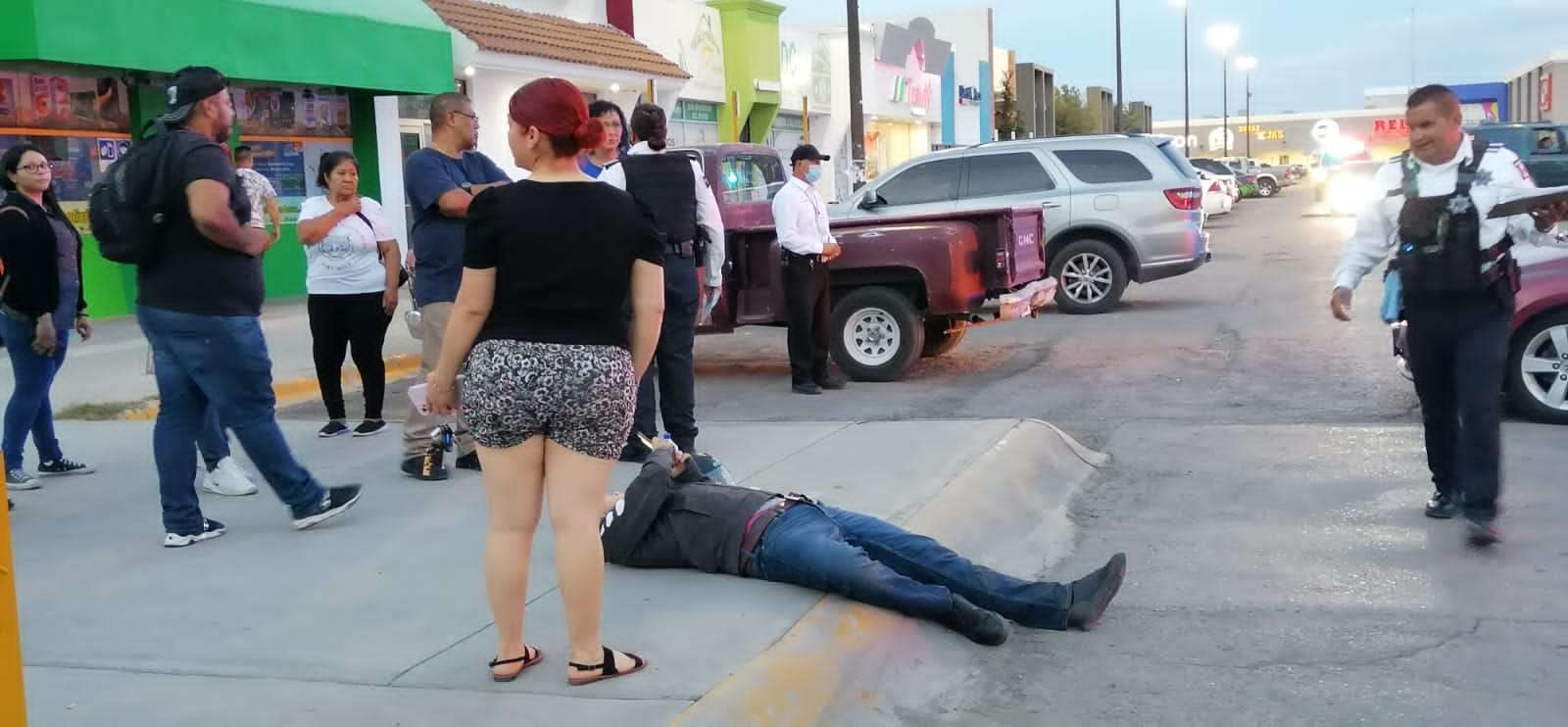 Se Atraviesa Camioneta En La Ruta De Motociclista Y Chocan El Bordo