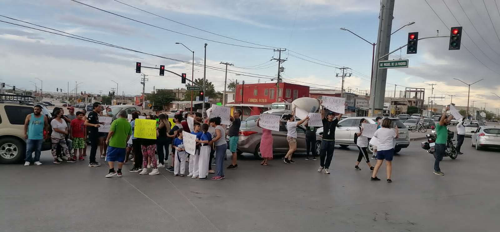 Se Manifiestan Por Falta De Agua En El Fraccionamiento Paseos Del Alba