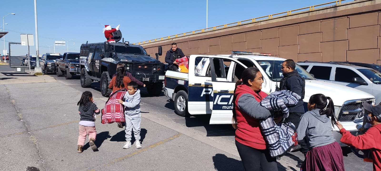 Reparten Juguetes Y Cobijas Agentes Del K El Bordo