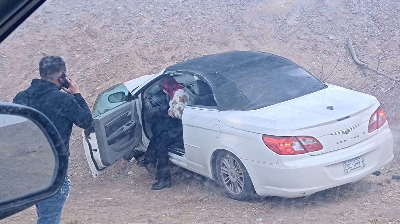 Pierde El Control De Su Auto Y Queda En El Bordo Del R O Bravo El Bordo