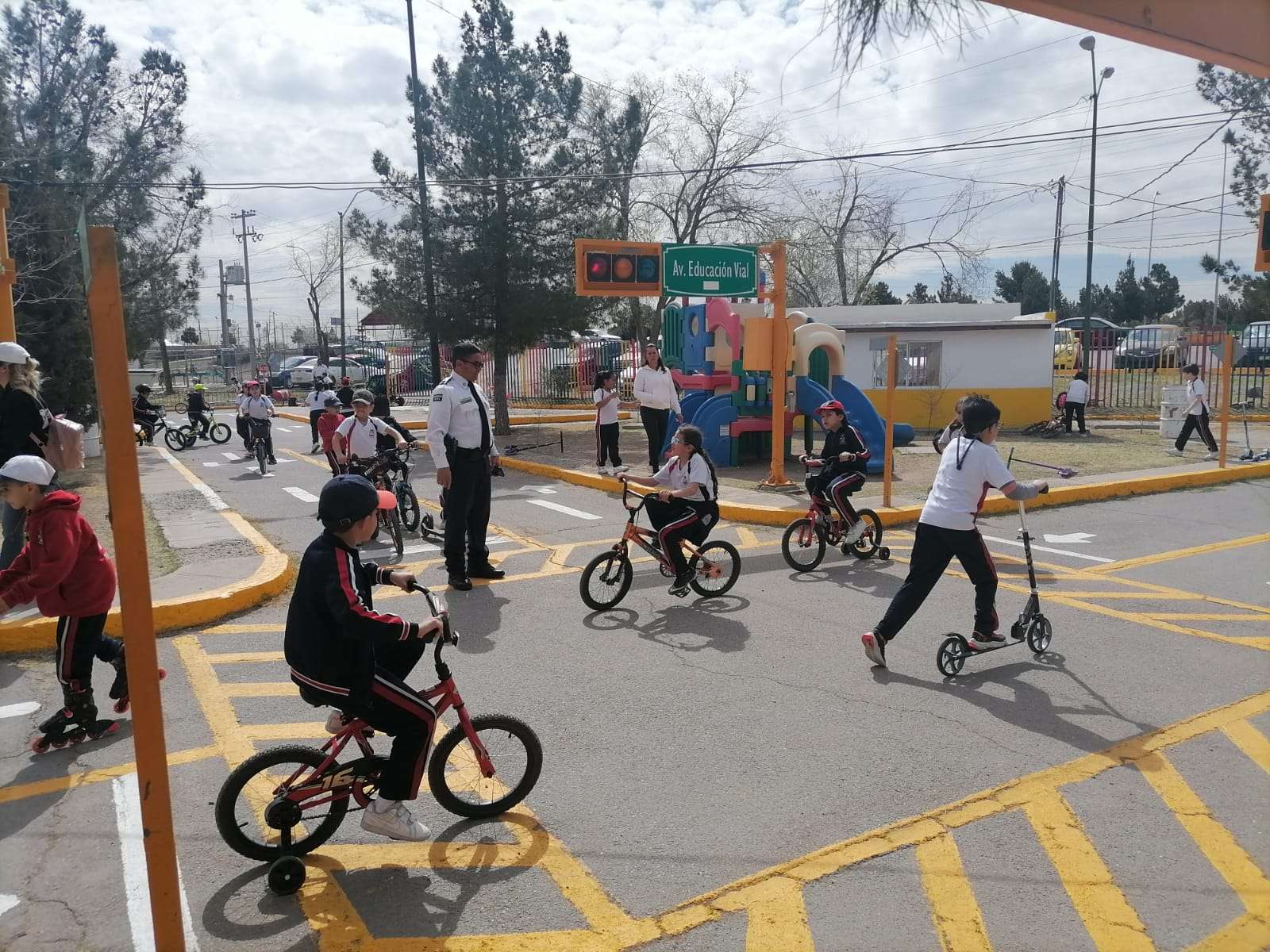 Reciben A Estudiantes Del Colegio Americano En La Mini Ciudad Vial