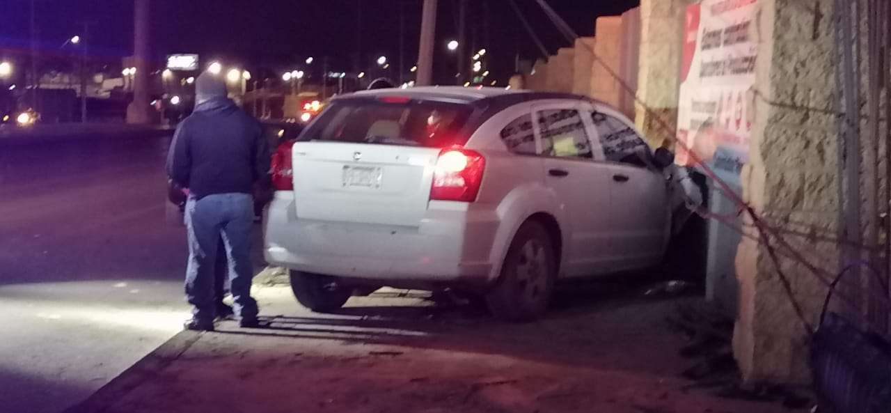 Pierde El Control De Su Camioneta Derriba Poste Y Choca Contra Cerca