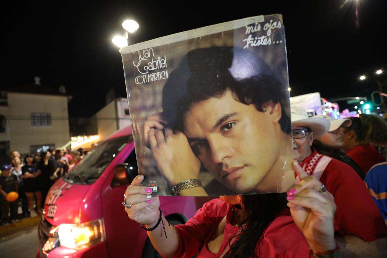 Asisten Mil Juarenses Al Desfile Nocturno De Juan Gabriel El Bordo