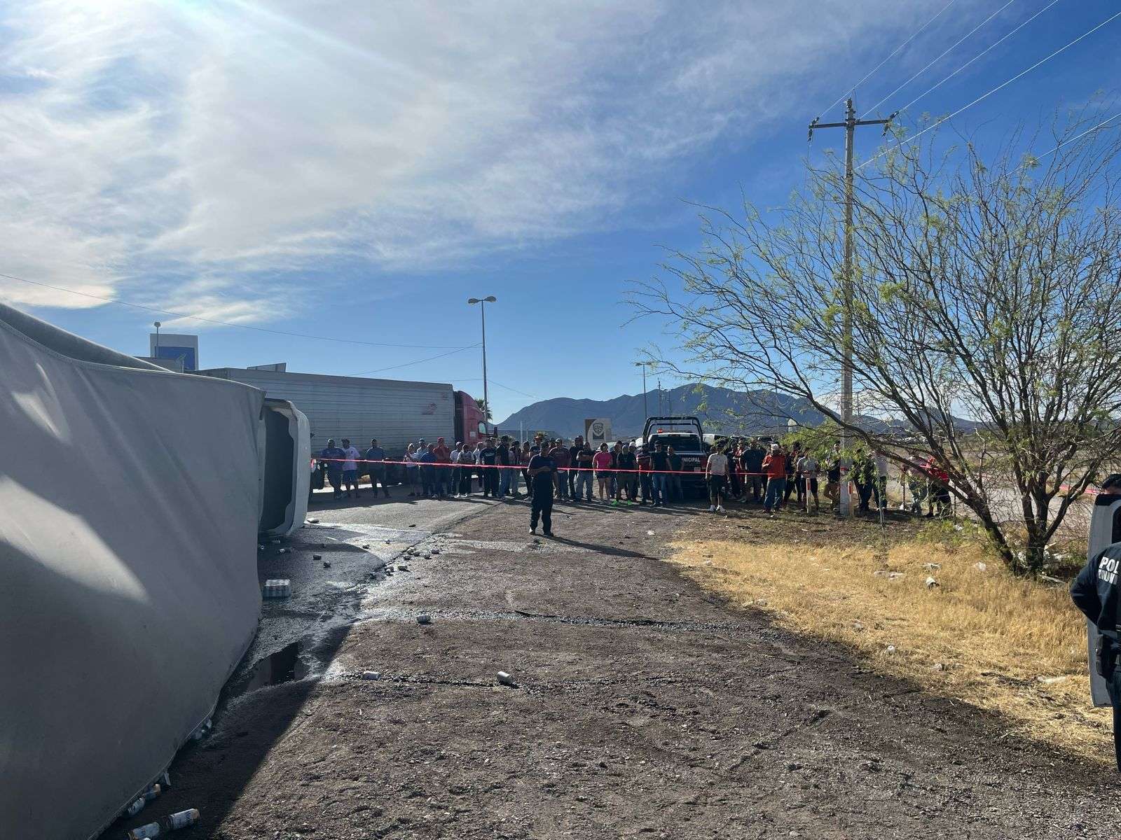 Vuelca en Camargo tráiler con cerveza policías frenan rapiña El Bordo