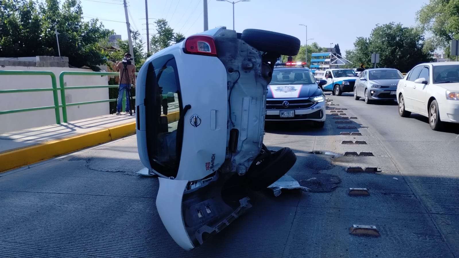 Deja choque volcadura daños materiales y caos vial en la Cantera El Bordo