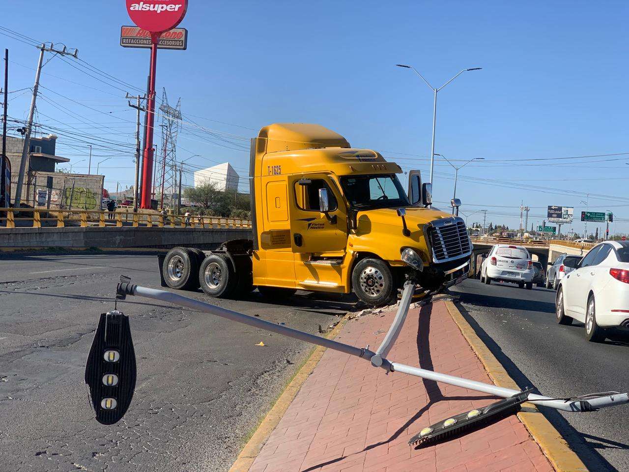 Derriba Trailero Poste De Luz En Avenida Tecnol Gico El Bordo