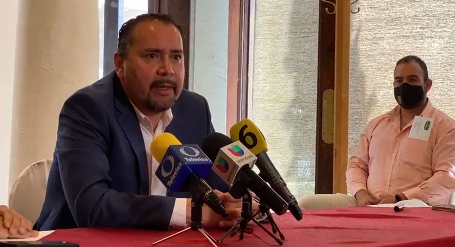 Defiende esposo en rueda de prensa a la doctora Judith Hernández