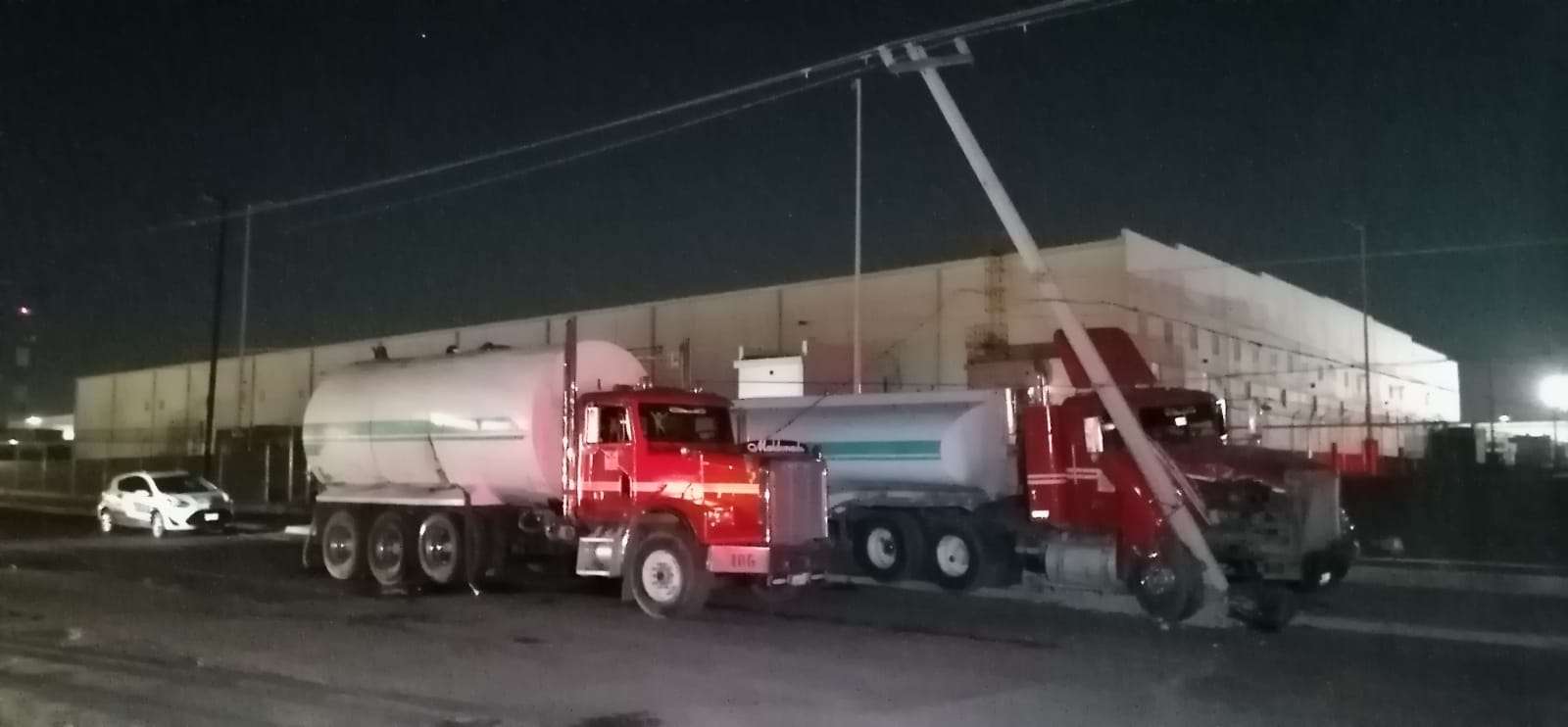 Se estrella pipa contra poste; deja sin luz a dos maquiladoras | El Bordo