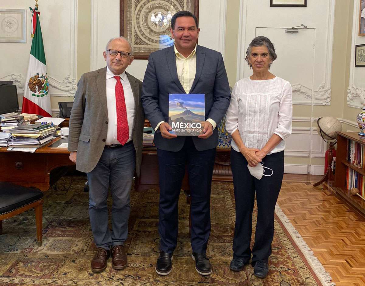 Visita el alcalde Pérez Cuéllar al director del INAH, Diego Prieto Hernández