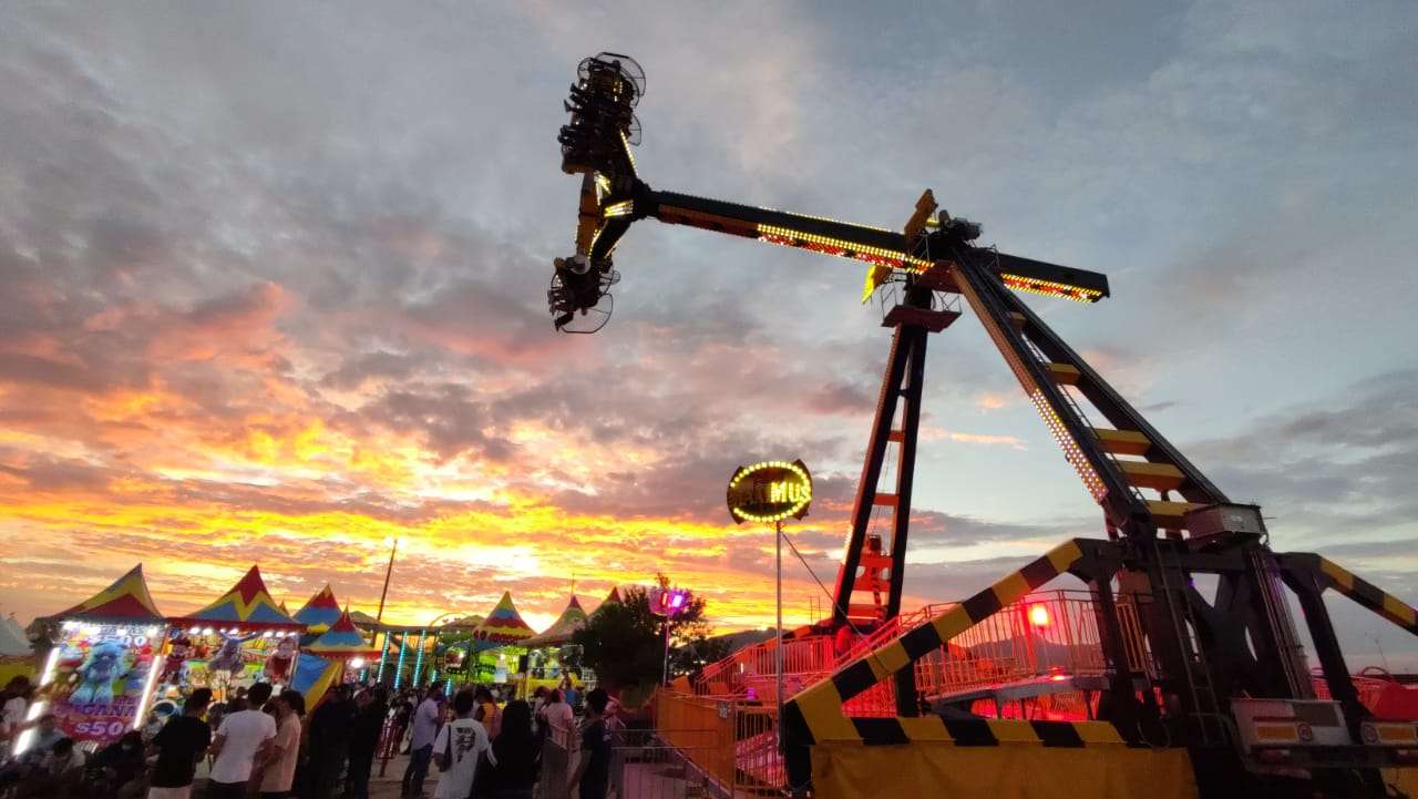 Muestran su valentía visitantes de la Feria Juárez en juegos intrépidos