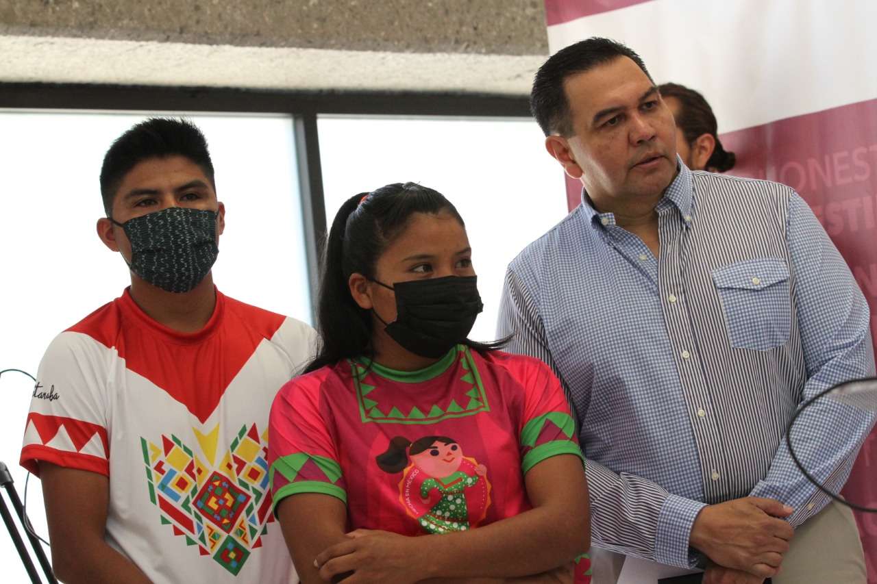 Respalda alcalde proyecto de ropa deportiva de corredora rarámuri
