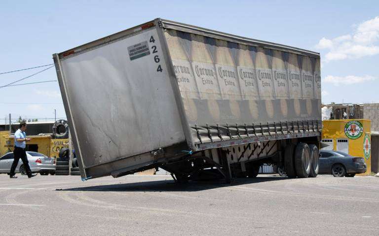 Se desprende caja de camión con cerveza en Jiménez