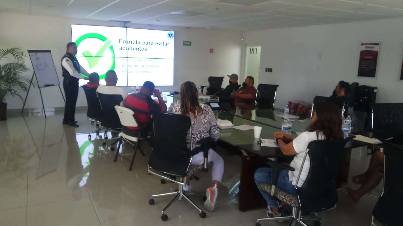 Imparten curso de manejo defensivo a personal de empresas | El Bordo