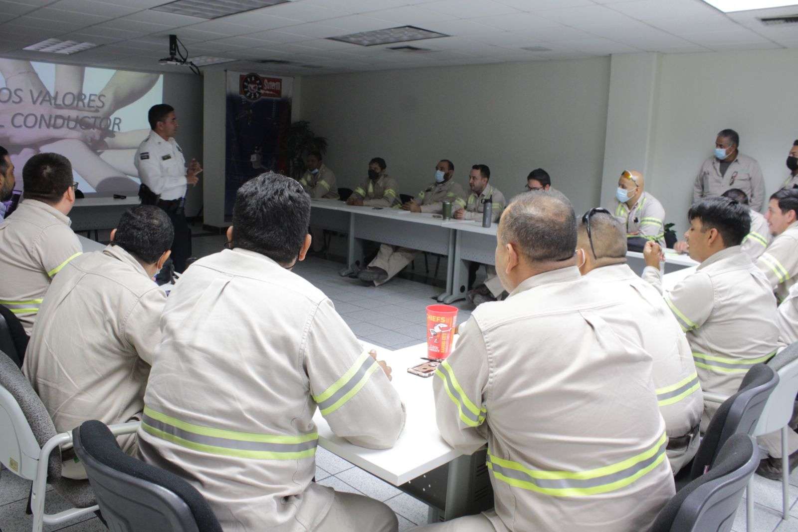 Capacitan con manejo defensivo a empleados de CFE tras volcadura | El Bordo