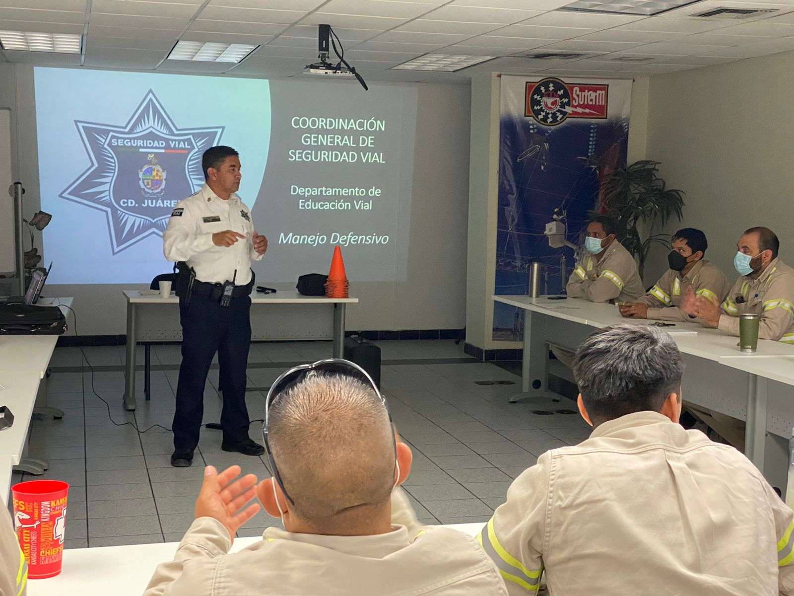 Capacitan con manejo defensivo a empleados de CFE tras volcadura | El Bordo
