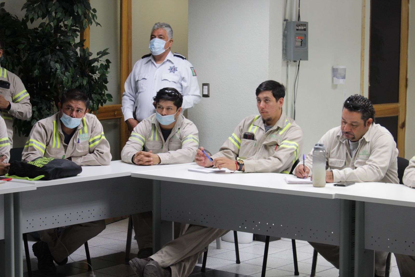 Capacitan con manejo defensivo a empleados de CFE tras volcadura | El Bordo