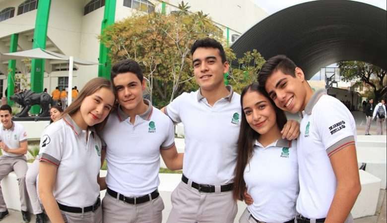 Podrán alumnos del COBACH portar uniforme tradicional o nuevo diseño