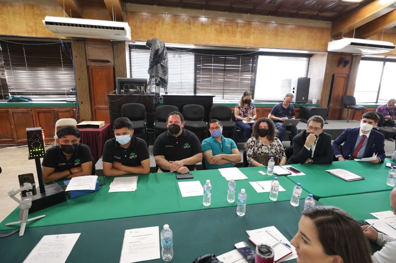 Presentan alumnos del conalep semáforo especial para daltónicos