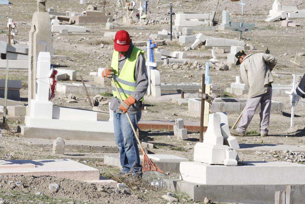 Inician arreglos en panteones por el Día de Muertos | El Bordo