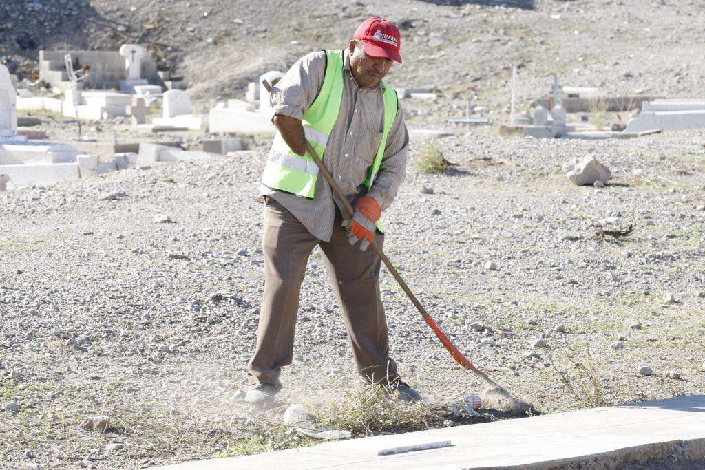 Inician arreglos en panteones por el Día de Muertos | El Bordo