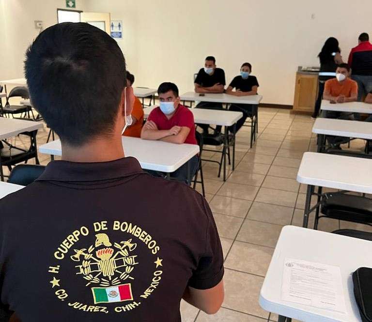 Brinda protección civil curso a brigada de empresa de confecciones