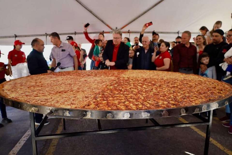 Elaboran Menonitas pizza gigante por 25 aniversario de Pizzería La Sierra