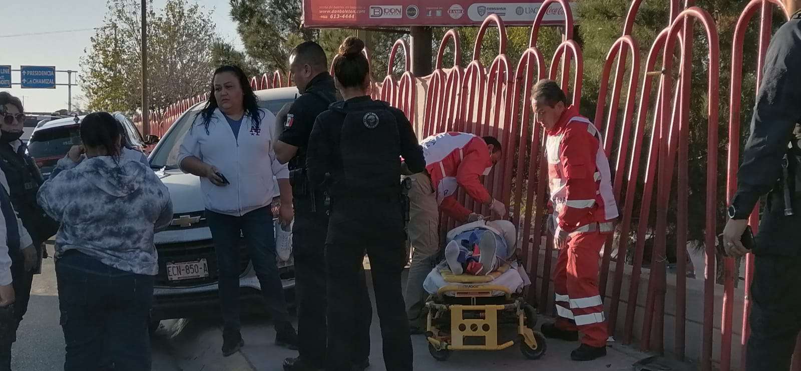 Pierde el control de su auto y atropella a una mujer | El Bordo