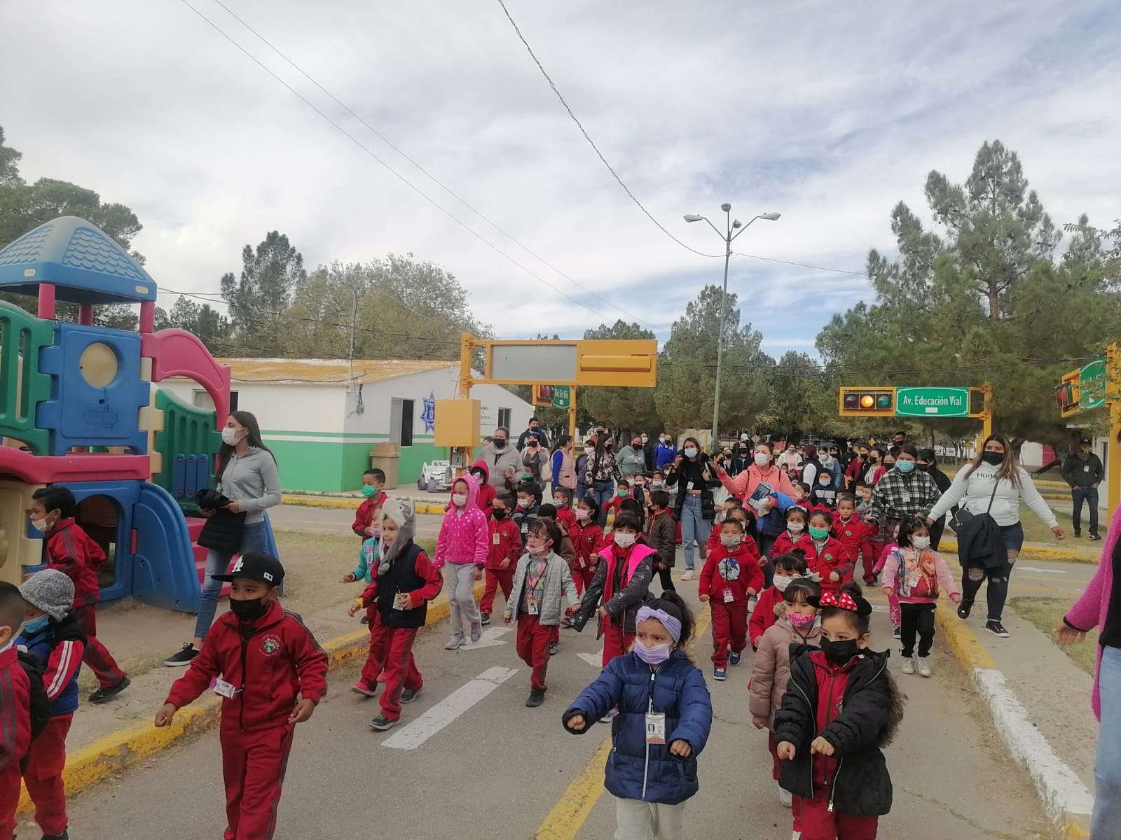 Visitan niños de kinder la escuelita vial