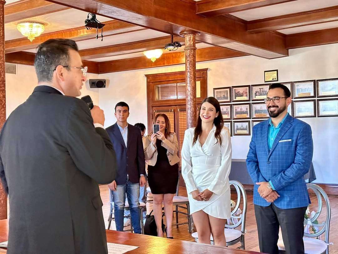 Oficia Marco Bonilla boda civil de uno de sus colaboradores | El Bordo
