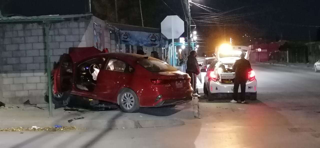 Se pasa alto y choca contra vivienda; quedan dos lesionados | El Bordo
