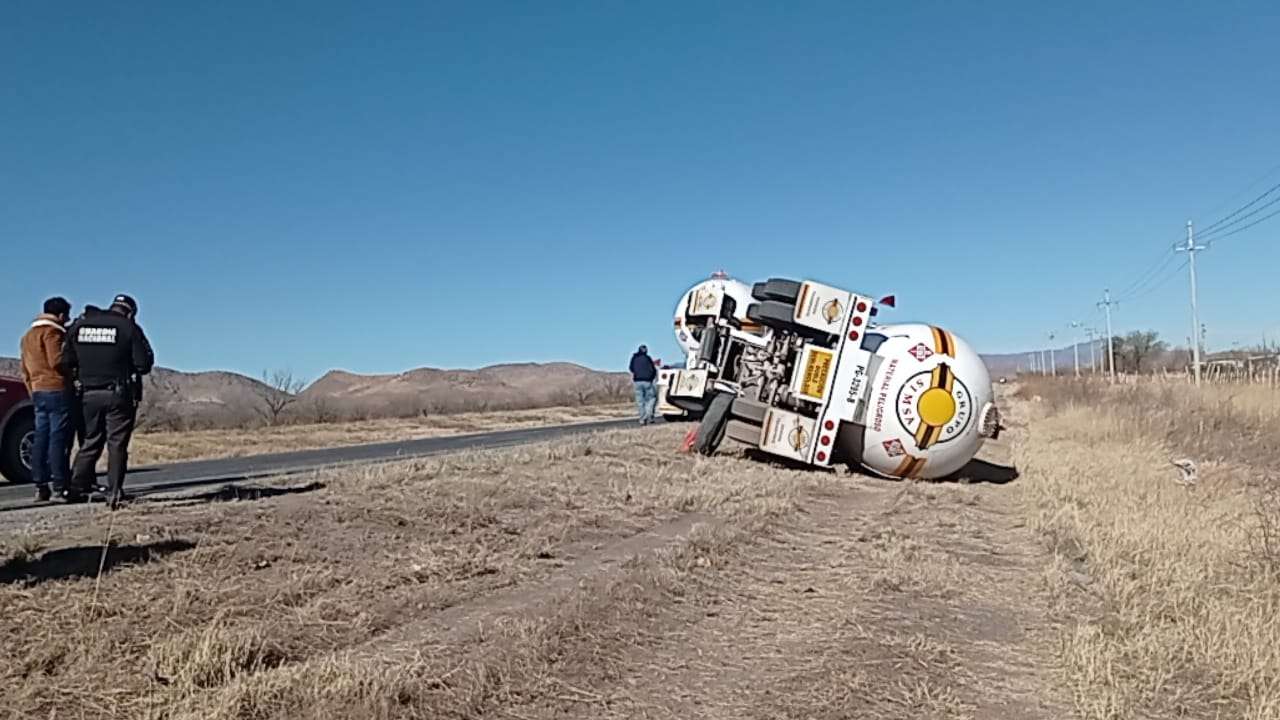 Vuelca tráiler en la carretera Juárez a Chihuahua