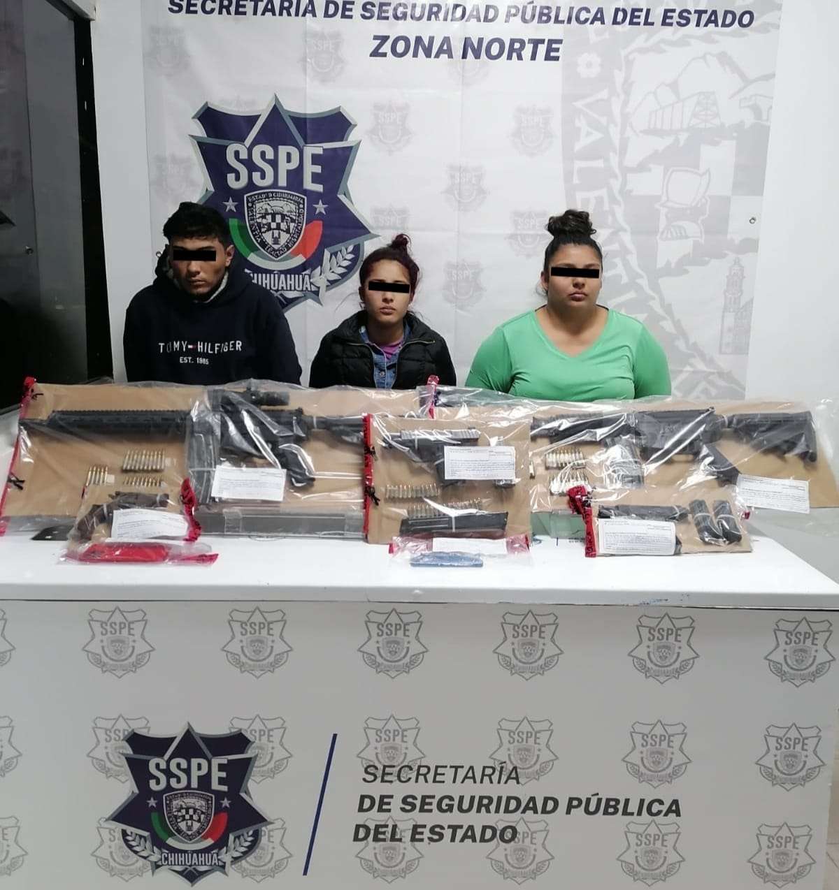 Detienen a dos mujeres y un hombre con cinco armas