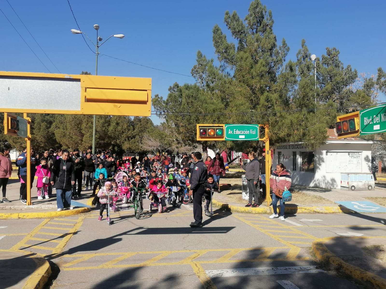 Visitan niños de preescolar la mini ciudad vial