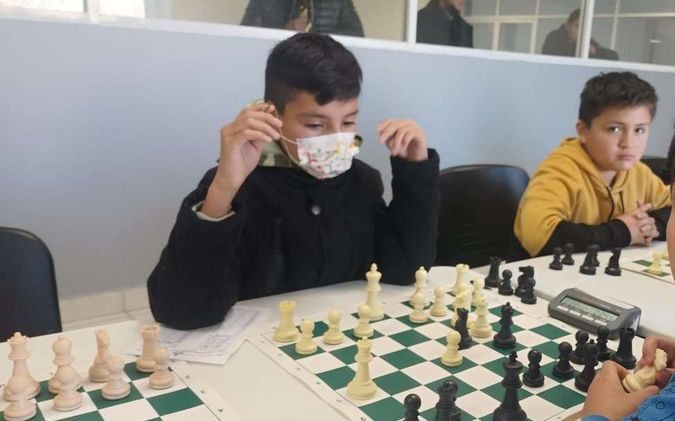 Participan 40 juarenses en torneo de ajedrez | El Bordo