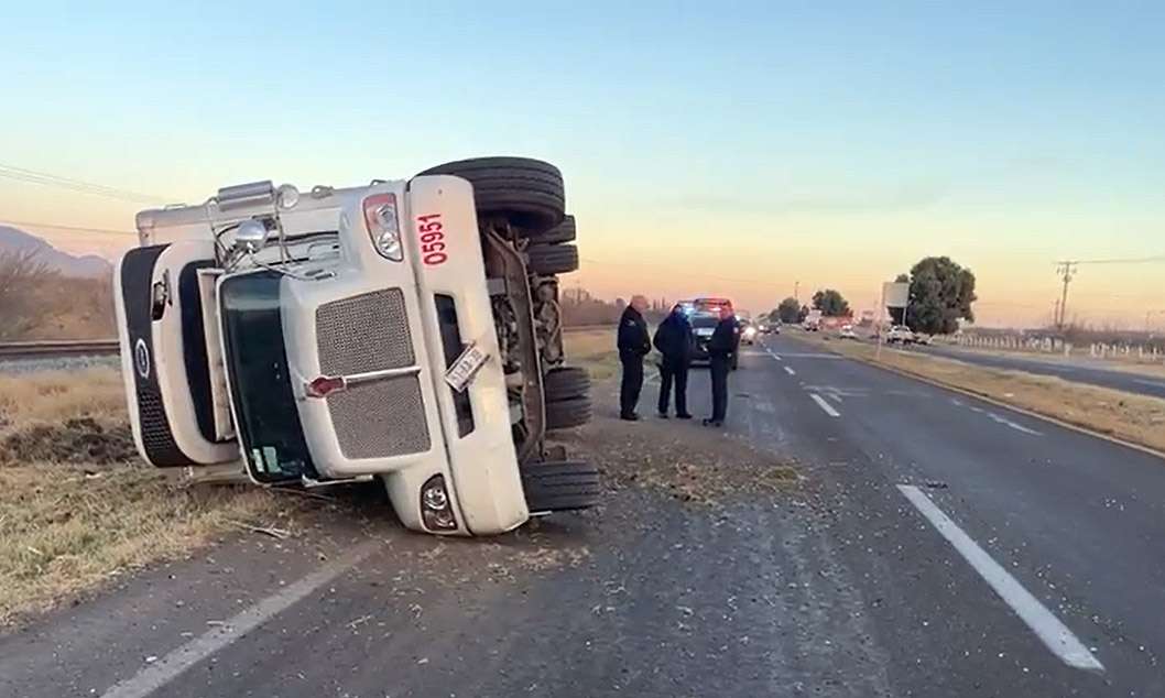 Vuelca camión de Oxxo en la Delicias-Saucillo