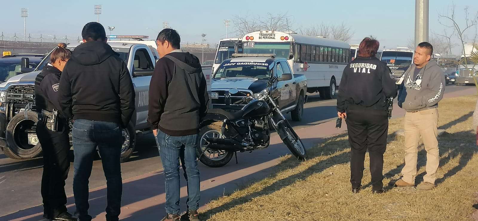 Derrapa en su moto tras esquivar carro varado 