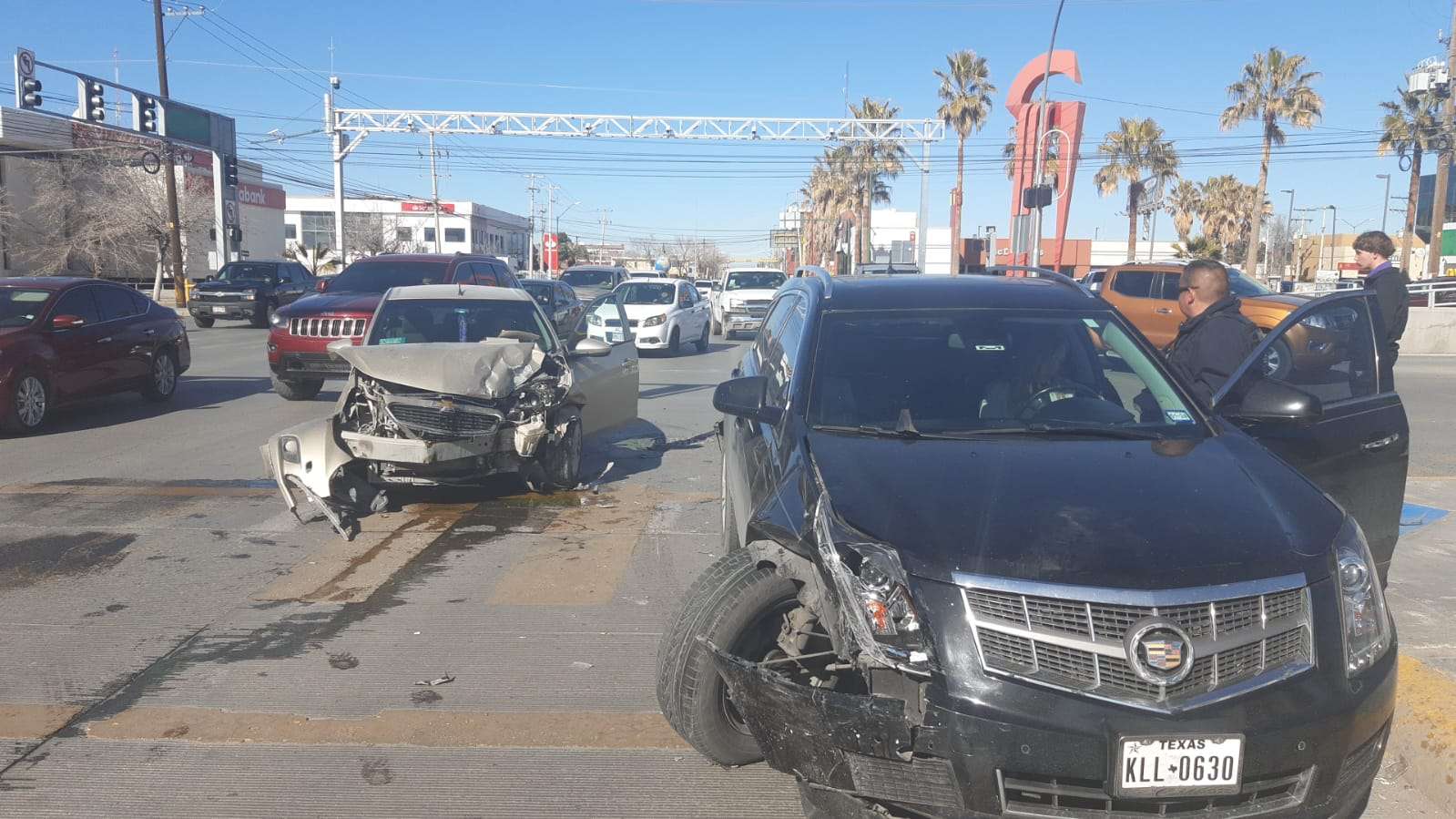 Chocan aparatosamente en avenida López Mateos