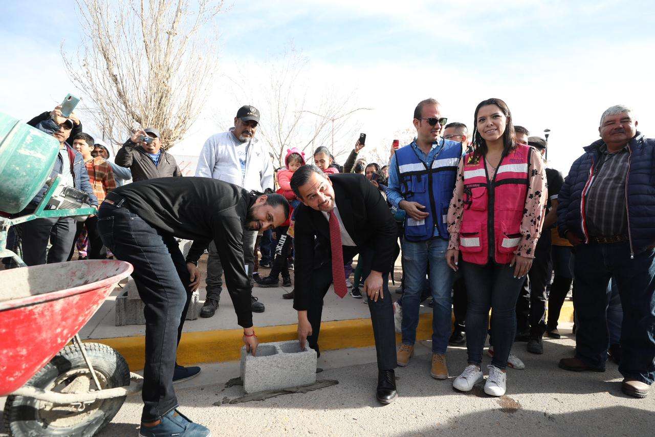 Coloca Cruz primera piedra de barda y portón en Los Cedros