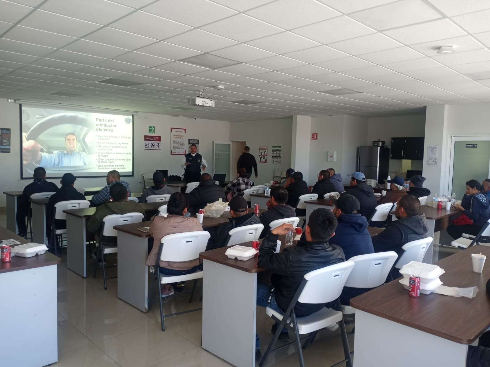 Imparten curso de manejo defensivo a choferes de personal | El Bordo