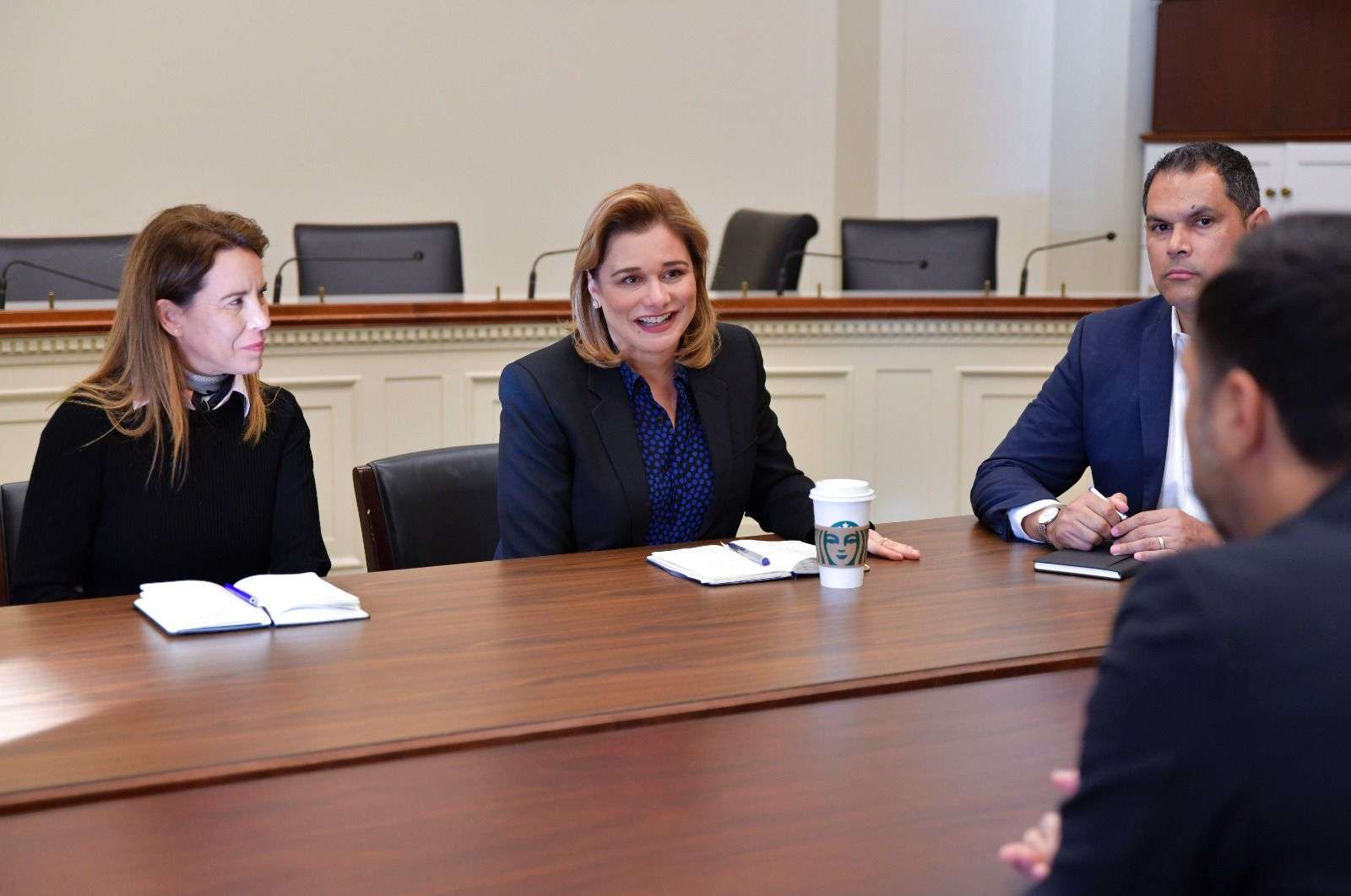 Se reúne Maru Campos con congresistas texanos