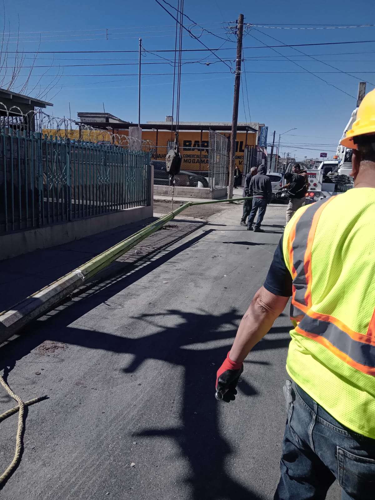 Quita Alumbrado Público arbotante dañado en la calle Bronce