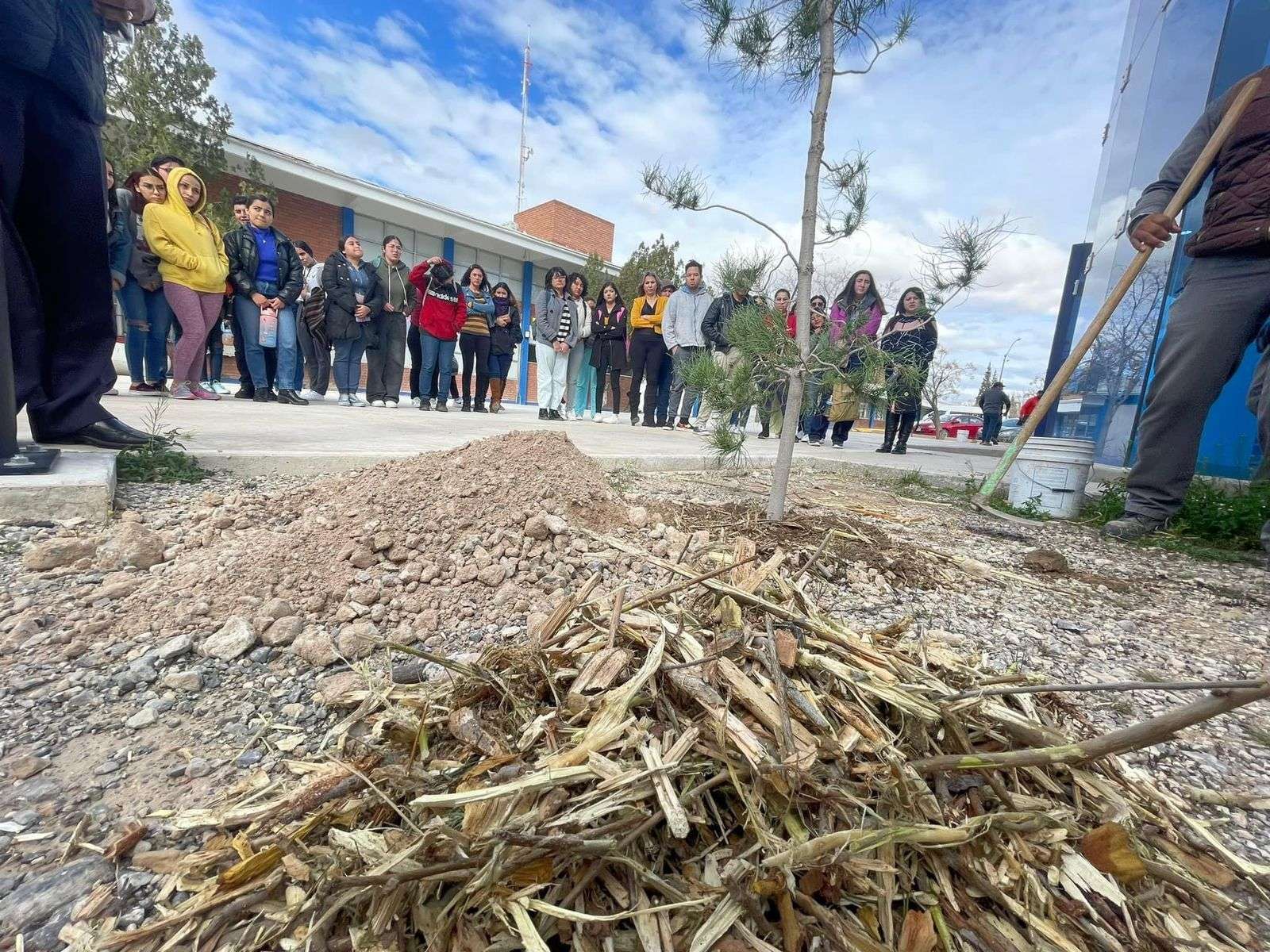 Imparte Parques y Jardines charla de forestación en la UPN