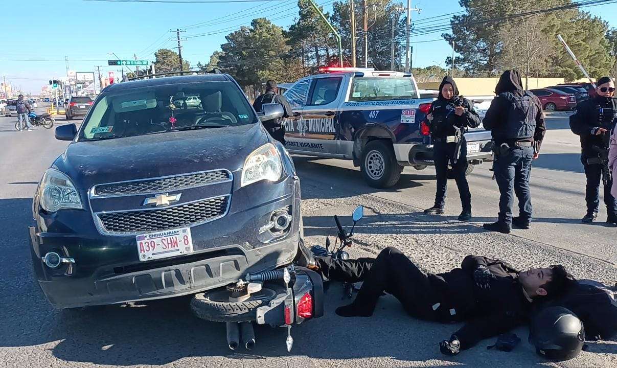 Chocan moto y camioneta por vuelta prohibida