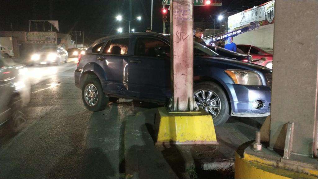 Se pasa semáforo en rojo y choca a otro auto | El Bordo