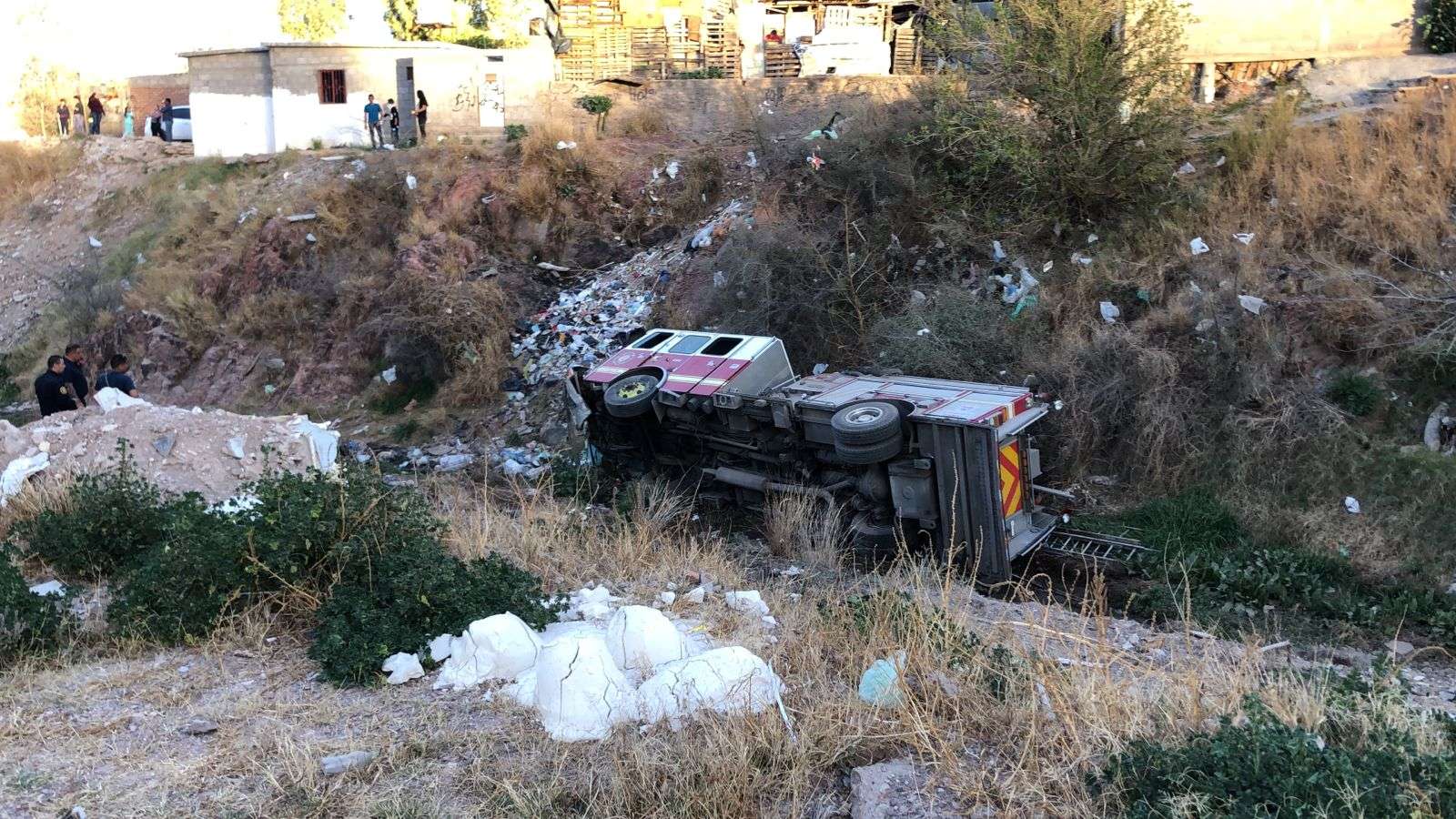 Cae bombera a un arroyo; cinco lesionados