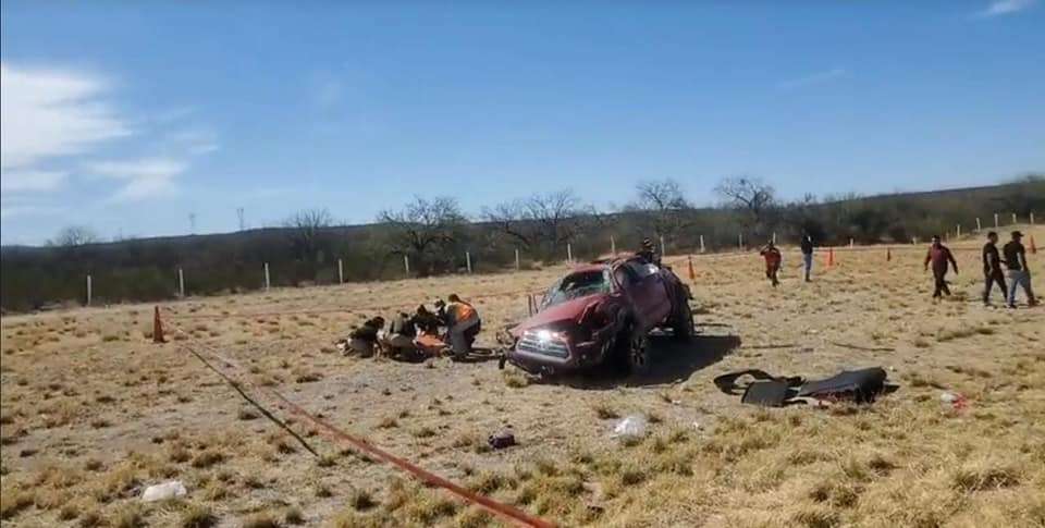 Mueren 4 y tres quedan heridos al volcar troca