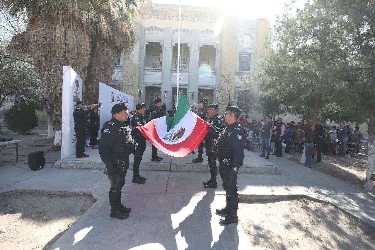 Organiza Educación izamiento de bandera en el Centro Escolar Revolución