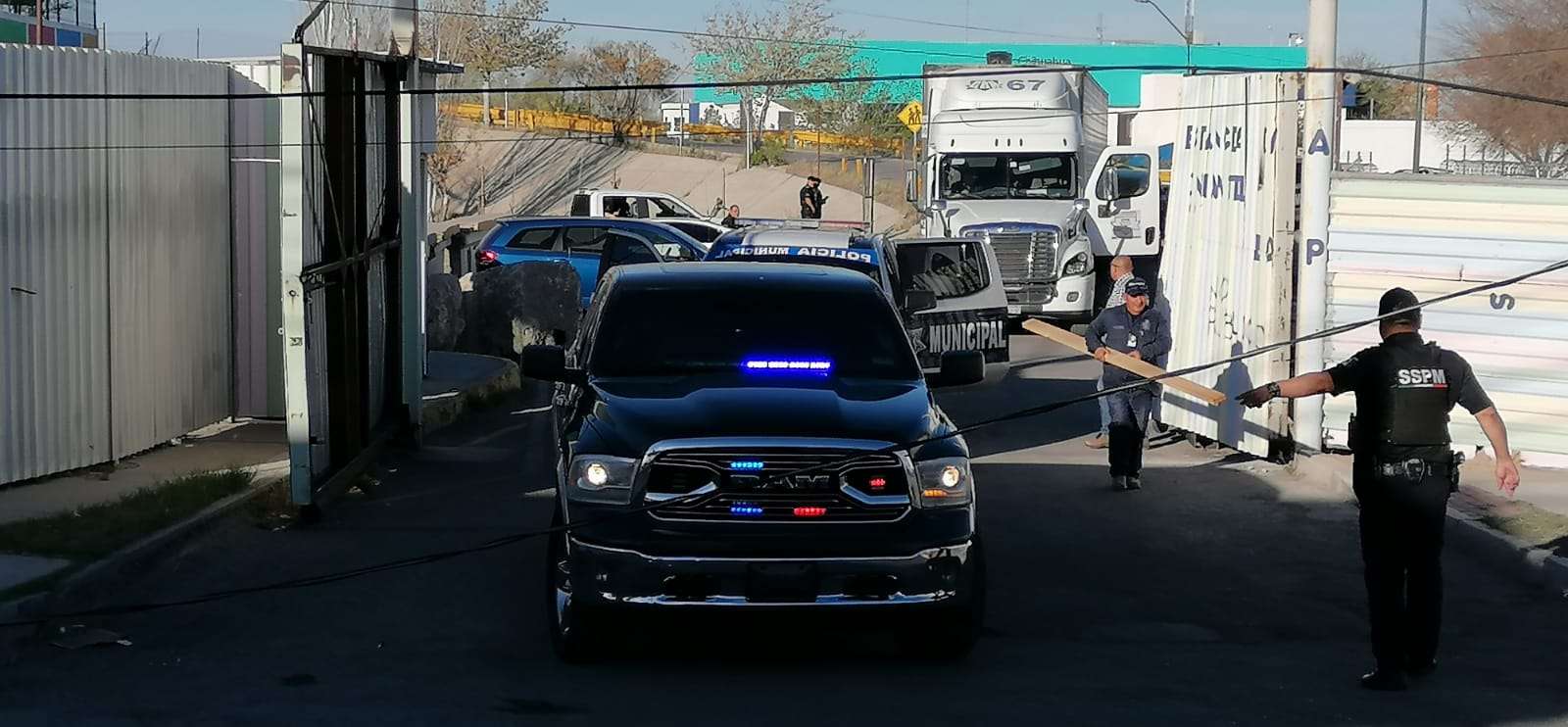 Decomisan tráiler con cristal; hay 3 detenidos: Versión 