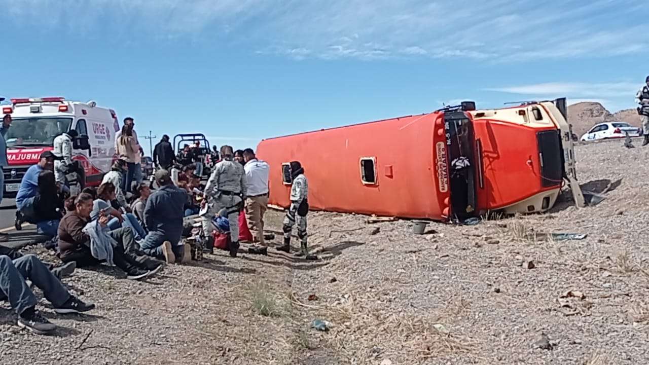 Aparatosa volcadura deja 36 lesionados en carretera a Delicias